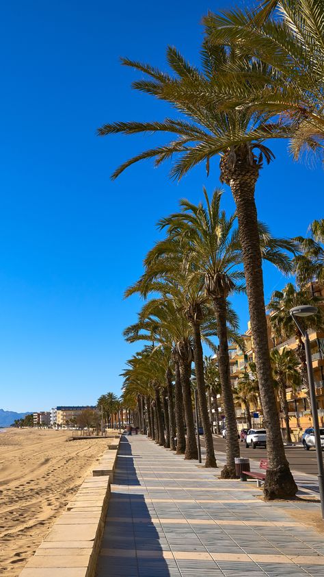 Si vous cherchez des choses à faire à Salou, ne cherchez pas plus loin ! Cette liste des 10 meilleures activités vous divertira toute la journée. De la baignade et du bronzage sur la plage à l'exploration des ruines anciennes de la ville, il y en a pour tous les goûts. Ne manquez pas ces activités amusantes et ajoutez-les à votre itinéraire dès aujourd'hui ! Salou Spain, Port Aventura, Sky Pictures, Salou, Spain Travel, Augmented Reality, Santa Maria, Marbella, Travel Aesthetic