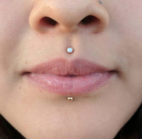 Philtrum piercing Want this!!! Medusa Piercing Scar, Infected Ear Piercing, Medusa Piercings, Vertical Labret Piercing, Philtrum Piercing, Mouth Piercings, Vertical Labret, Lip Piercing Jewelry, Medusa Piercing