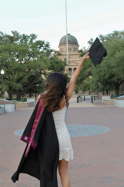 Graduation Outfit Ideas Black Gown, Dresses Graduation University, Black Graduation Gown Outfit, Graduation Asethic, Black Cap And Gown Graduation Outfit, Graduation Dress With Cap And Gown, Uni Graduation Outfit, Graduation Dress Ideas University, Graduation Baddie