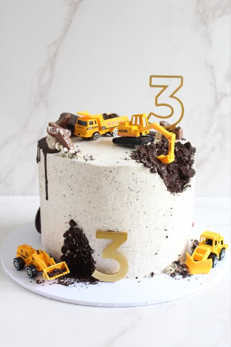 Digger Cake, Construction Birthday Cake, Toddler Birthday Cakes, Construction Theme Birthday Party, Construction Cake, Truck Cakes, Construction Trucks, 3rd Birthday Cakes, 2 Birthday Cake