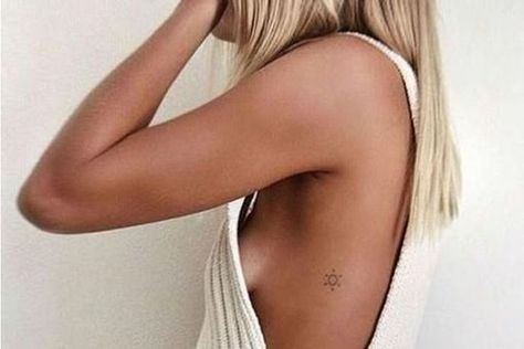 Tatouage discret : plus de 75 idées de petits tatouages femmes Back Tattoo Placements, Tattoo Main, Hydrangea Tattoo, Tiny Flower Tattoos, Floral Tattoos, Best Tattoos For Women, Simple Tattoo Designs, Cute Tiny Tattoos, Tattoo Bracelet