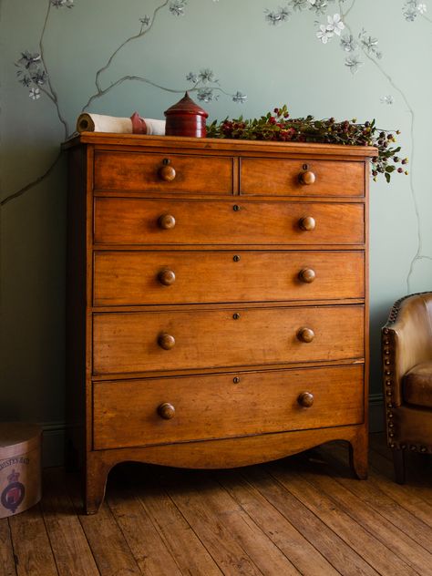 Asheville Aesthetic, Vintage Kitchen Decor Ideas, Nice Bedrooms, Chest Of Drawers Decor, Vintage Furniture Antique, Chest Of Drawers Design, Bedroom Beds, Antique Chest Of Drawers, Bedroom Addition