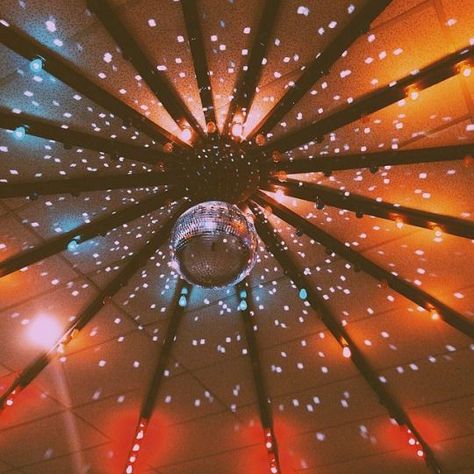 sparkle // s t a y c u t e Disco Aesthetic, 3d Camera, Disco Fever, 70s Aesthetic, 70s Disco, Disco Party, Arte Pop, Retro Aesthetic, Mellow Yellow