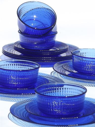 cobalt blue Mexican glass dishes set for 6, Crisa Mexico / Libbey glass Cobalt Kitchen, Blue Objects, Blue Tableware, Cobalt Glassware, Blue Dinnerware Sets, Blue And White Dinnerware, Fantasy Furniture, Blue Dishes, زجاج ملون