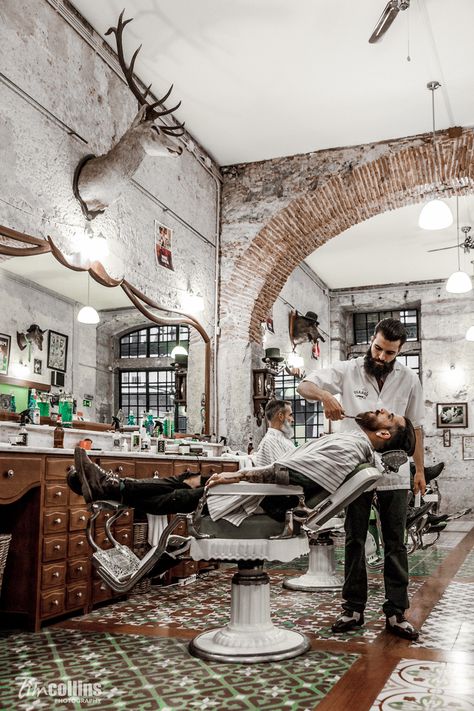 1920s Barber Shop, High End Barbershop, Vintage Barbershop Aesthetic, Rustic Barber Shop Decor, Barber Shop Interior Vintage, Rustic Barber Shop, Old Fashion Barber Shop, Old School Barber Shop, Barber Shop Pictures