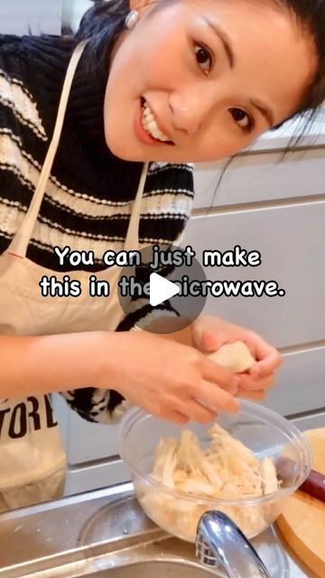 MOE／Kimono Mom on Instagram: "Is it easy to get Enoki mushroom in your country? If yes, please give it a try this quick healthy kids friendly recipe🤭🍄‍🟫🪸

・1 pack of Enoki mushroom
・1/2 tbsp of Chicken stock powder
・1 tbsp of mayonaise
・1 handful of dried Wakame sea weed

Cut the enoki mushrooms in half and break them up. Cover and cook in microwave for 2 minutes.
Mix enoki mushrooms with chicken stock powder and mayonnaise. Add dried wakame seaweed.
Add a little soy sauce to finish.

It's so easy and delicious! Let me know if you make it🥰❤️

#KimonoMom #Japanesefood #momslife #mealprep #recipe #quickrecipe #healthyfood" Kimono Mom, Enoki Mushroom Recipe, Mealprep Recipe, Enoki Mushrooms, Wakame Seaweed, Healthy Kid Friendly Meals, Food Recepie, Quick Healthy, Mushroom Recipes