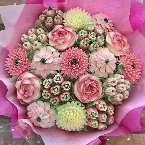 🌸This may look like a bouquet but they are actually cupcakes! �😱🍰 . 📷: @kerrys_bouqcakes Cupcake Flower Bouquets, Cupcake Flower, Mothers Day Cupcakes, Edible Bouquets, Cupcake Bouquets, Cupcake Cake Designs, Buttercream Cupcakes, Floral Cupcakes, Mothers Day Cake