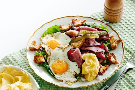 Pastrami Salad with Fried Eggs and Croutons Keto Pastrami, Pastrami Recipe, Crouton Recipes, Resep Salad, Overnight Oat, Low Carb Salad, Resep Diet, Diet Doctor, Fried Eggs