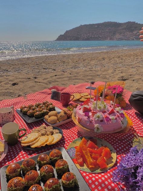 Party Food Catering, Playa Ideas, Picnic Date Food, Picnic Photography, Picnic Inspiration, Ladies Luncheon, Simple Birthday Decorations, Cute Date Ideas, Picnic Birthday