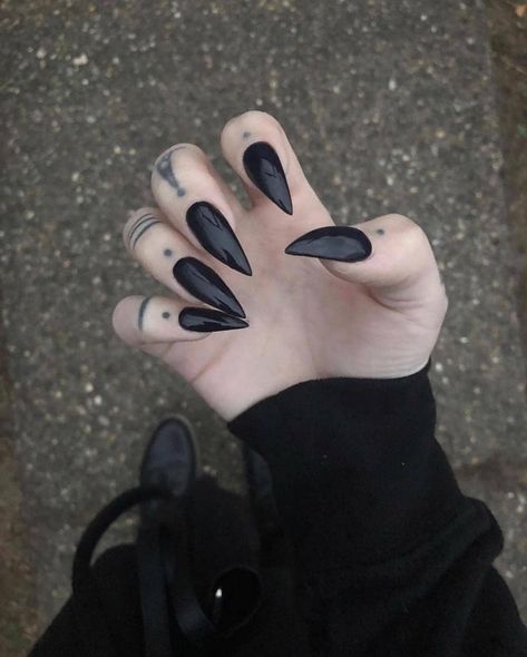 Witchy Nails, Gothic Nails, Goth Nails, Dark Nails, Manicure Y Pedicure, Dream Nails, Finger Tattoos, Stiletto Nails, Nails Nails