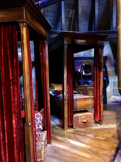 Gryffindor boys dormitory Gryffindor Bedroom Ideas, Gryffindor Dorm Room, Gryffindor Room, Gryffindor Dorm, Hogwarts Dorm, Gryffindor Common Room, Harry Potter Studio Tour, Harry Potter Room Decor, Harry Potter Bedroom