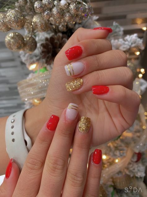 Red And Gold Nails Short Gel, Red White Gold Nails Design, White Nails Red Glitter, Glitzy Christmas Nails, Red White And Gold Christmas Nails, Gold Red And White Nails, Red White Gold Christmas Nails, Red White And Gold Nail Designs, White Red Gold Nails