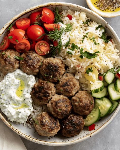 Gyro Rice, Gyro Bowl, Savory Meatballs, Gyro Recipe, Hearty Lunch, Healthy Low Calorie Meals, Greek Seasoning, Flavored Rice, Cucumber Tomato Salad