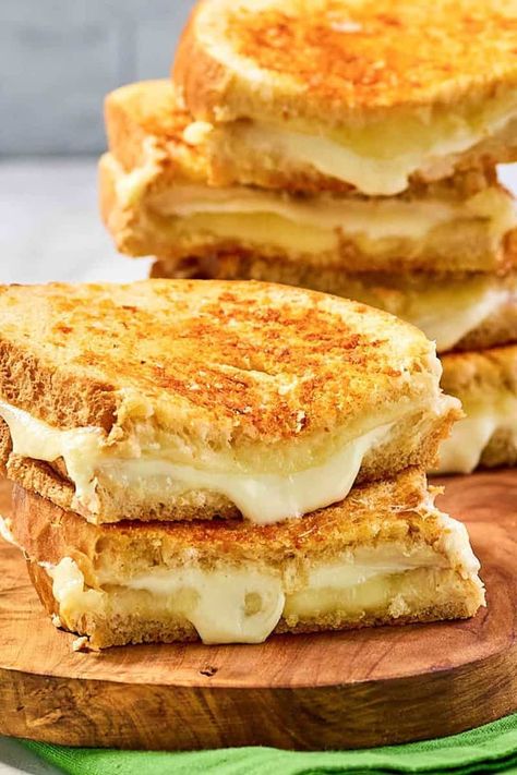 Indulge in the irresistible goodness of Starbucks Grilled Cheese Sandwich! Made with a perfect blend of sourdough bread, gooey mozzarella, and rich white cheddar cheese on the inside, and a savory butter garlic parmesan crust on the outside. This is comfort food at its finest. Get the easy copycat recipe to make the best homemade grilled cheese sandwich at home. Starbucks Grilled Cheese, Freeze Cheesecake, Freeze Cheese, Savory Butter, Crispy Grilled Cheese, Homemade Grilled Cheese, Tasty Sandwiches, Hot Sandwich Recipes, Grill Cheese