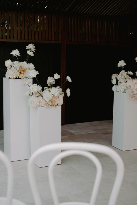 Plinths With Flowers, Wedding Alter Flowers, Alter Flowers, Brides Flowers Bouquet, White Wedding Ceremony, Modern Wedding Ceremony, Wedding Alters, Wedding Isles, Joshua Tree Wedding