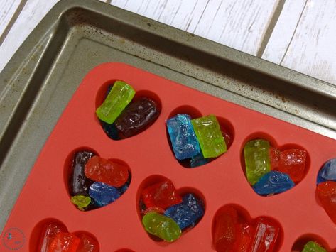 Jolly Rancher Rainbow Hearts place mold on baking sheet Jolly Rancher Ornaments, Melting Jolly Ranchers Ovens, Jolly Rancher Suckers How To Make, Melt Jolly Ranchers How To, Jolly Rancher Flowers, Jolly Rancher Suckers, Jolly Rancher Lollipops, Easy Diy Candy, Jolly Rancher Hard Candy