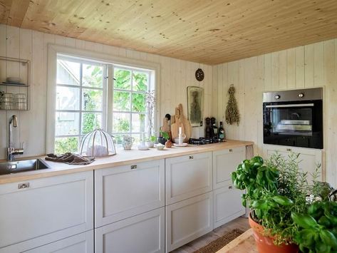 my scandinavian home: Small Spaces: A Charming Swedish Summer Cottage In The Heart of the City Swedish Cottage Interior, Scandinavian Country Style, Green Floral Wallpaper, Cozy Scandinavian, Swedish Summer, Swedish Cottage, Cabin Inspiration, Cottage Interior, Summer Cottage