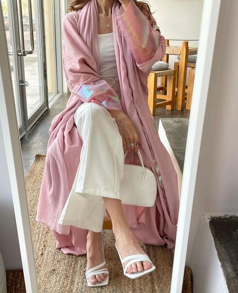 Outfits With Abaya, Pink Abaya Outfit, Khaliji Style, Everyday Abaya, Somali Clothing, Pink Abaya, Abaya Outfits, Muslim Girl Outfits, Luxurious Outfits