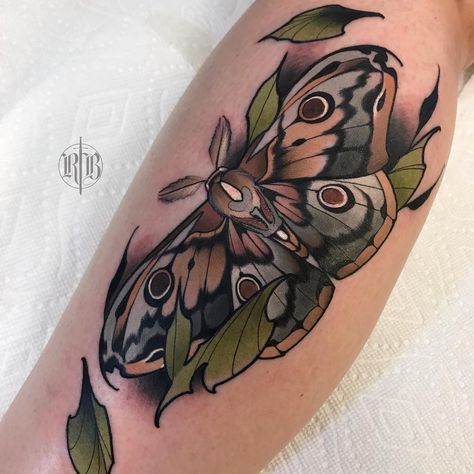 Bird Tattoo Sleeves, Moth Tattoo Design, Bug Tattoo, Awesome Tattoo, Tattoo Collection, Tattoos Geometric, Moth Tattoo, Tatuaje A Color, Tattoo Magazines