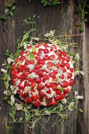 Swedish Midsummer Cake. Strawberry Wedding Cakes, Wildflower Cake, Summer Solstice Party, Solstice Party, Wedding Strawberries, Party Desserts, Summer Solstice, Strawberry Cake, Edible Flowers