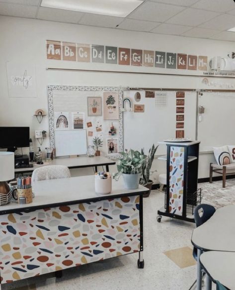 Pretty Classroom, Teacher Desk Areas, Classroom Setup Elementary, Classroom Aesthetic, Teaching Classroom Decor, Elementary Classroom Themes, Themed Classroom Decor, Elementary Pe, Teachers Room