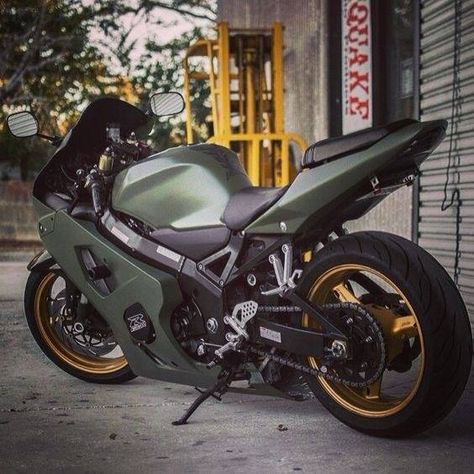 Army green #motorcycle #bikelife #bike #superbikes #sportbikes http://buff.ly/28Rz03M Green Motorcycle, Honda Hornet, Crotch Rocket, Motorcycles And Scooter, Bike Photoshoot, Speed Bike, Quality Street, Beautiful Bike, Moto Bike