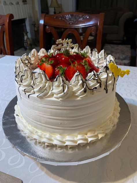 Vanilla & strawberry Cake 😋 Vanilla Strawberry Cake, Mother Birthday Cake, Strawberry Vanilla Cake, Strawberry Birthday Cake, Birthday Cake For Mom, Vanilla Birthday Cake, Strawberry Birthday, Deli Food, Strawberry Cakes