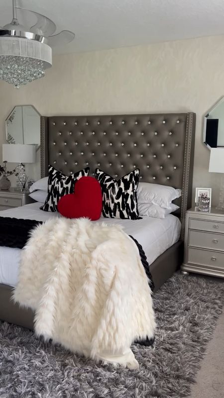 Apartment Decor Black Women, Girl Apartment Decor, Black Bedroom Decor, Apartment Decorating Living, Girly Apartment Decor, Luxury Room Bedroom, First Apartment Decorating, Classy Bedroom, Apartment Living Room Design