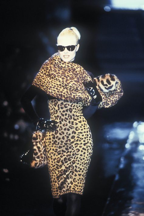 Christian Dior Runway Show RTW Fall/Winter 1995. Eva Herzigova, Runway Gowns, Leopard Print Outfits, 90s Runway Fashion, Runway Fashion Couture, Gianfranco Ferre, Animal Print Fashion, Print Coat, John Galliano