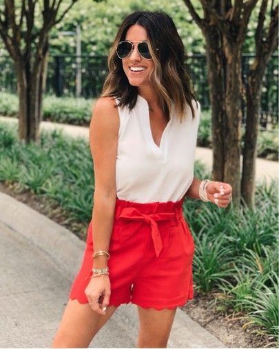 Red Short Outfits For Women, Look Short Vermelho, Red Shorts Outfits Women, Short Rojo Outfit Mujer, Red Shorts Outfit Summer, High Waisted Shorts Outfit Summer, Red Summer Outfits, Red Shorts Outfit, Short Vermelho