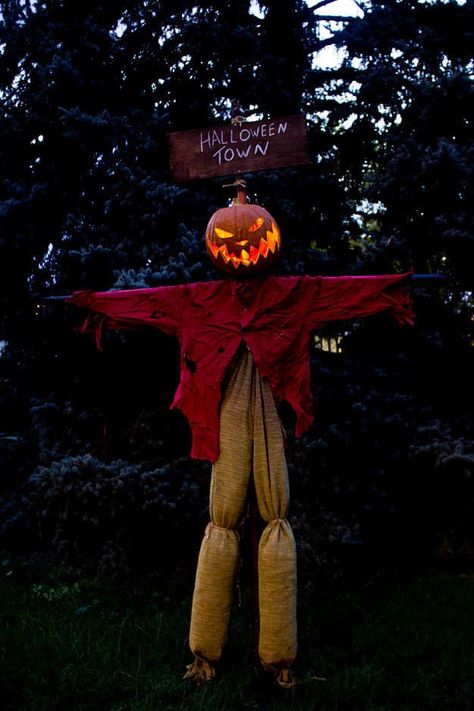 Scary Jack O' Scarecrow | Fun Scarecrow Ideas To Make For Halloween And All Year Round Halloween Outdoor Decoration, Nightmare Before Christmas Decorations, Halloween Decor Diy, Casa Halloween, Halloween Scarecrow, Carte Halloween, Nightmare Before Christmas Halloween, Diy Halloween Decor, Adornos Halloween