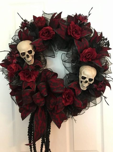 Porta Halloween, Glam Halloween, Cheap Halloween Decorations, Spooky Wreath, Skull Wreath, Dollar Tree Halloween, Den Mrtvých, Diy Halloween Wreath, Diy Halloween Decor