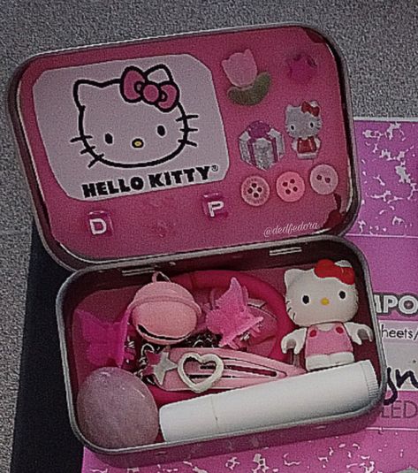 Pink Hello Kitty Altoid Wallet 🩷 Hello Kitty Altoid Wallet, Wallet Hello Kitty, Altoids Wallets, Trendy Crafts, Altoid Wallet, Mint Tin Crafts, Altoids Wallet, Wallet Ideas, Tin Crafts