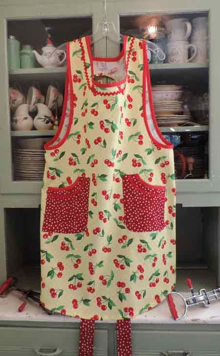 Old Fashioned Vintage style cobbler apron Old Fashioned Christmas Stockings, Grandma Apron, Victorian Aprons, Neck Heating Pad, Vintage Apron Pattern, Apron Pattern Free, Cobbler Aprons, Fashion Apron, Grandma Vintage