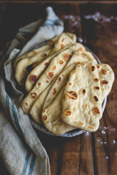 This easy homemade naan is made with sourdough starter and simple ingredients and cooks on the stovetop in minutes. Serve it with your favorite Indian dishes or use it for sandwiches, naan pizza, or enjoy it as a delicious snack on its own. This is an easy way to use your sourdough starter and doesn't require turning on the oven! | fareisle.com Laffa Bread, Sourdough Naan Recipe, Sourdough Skillet, Sourdough Naan, Sourdough Flatbread, Naan Flatbread, Bread Sourdough, Naan Pizza, Naan Recipe