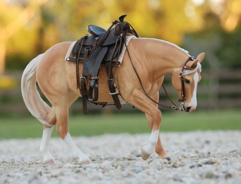 Schleich Photography, Schleich Horses Stable, Miniature Horse Tack, Diy Horse Barn, Western Pleasure Horses, Bryer Horses, Horse Show Clothes, Clydesdale Horses, Breyer Horse