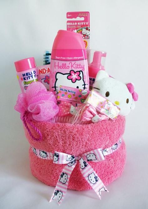 Cute DIY Hello Kitty Theme Gift Bundle Idea - Do it Yourself Gift Baskets Ideas for All Occasions - Perfect for Christmas - Birthday or anytime! Best Christmas Gift Baskets, Diy Christmas Gift Baskets, Unique Christmas Gifts Diy, Kid Cakes, Diy Hello Kitty, Christmas Gift Baskets Diy, Towel Cake, Hello Kitty Gifts, Towel Cakes