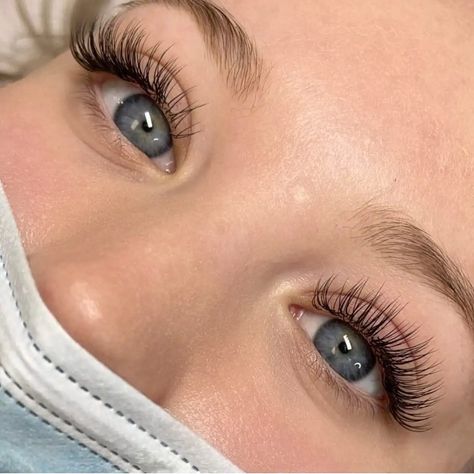 Classic Lash Extensions, Eyelash Extensions Classic, Natural Fake Eyelashes, Lashes Fake Eyelashes, Eyelash Extensions Styles, Lash Extensions Styles, Perfect Eyelashes, Natural Eyelash Extensions, Pretty Lashes