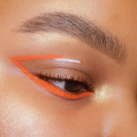 Highlight Makeup Look, Eyeliner Inspiration, Creative Eyeliner, Orange Eye Makeup, Gold Highlight, Highlight Makeup, Orange Graphic, Neon Makeup, Graphic Makeup