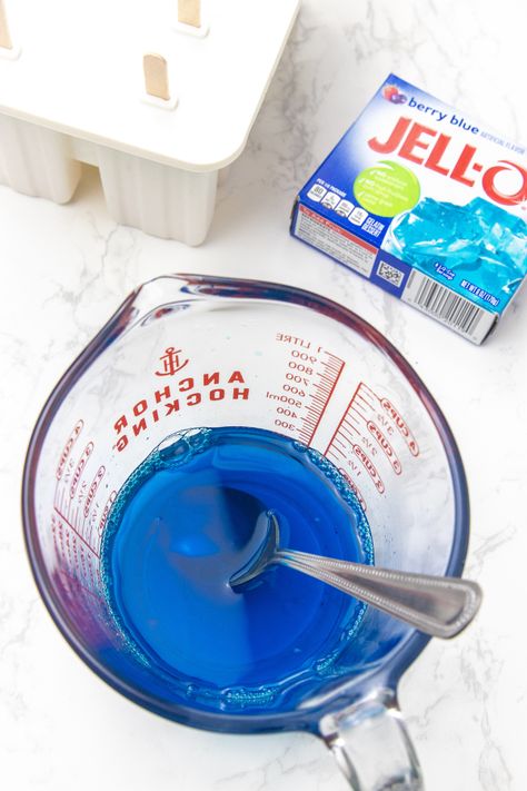 Jello Popsicles Recipe that is a no drip popsicle kids will love. Delicious refreshing frozen rainbow treat waiting for you to devour them! #passion4savings #jelllo #Popsicles #rainbow #nodrip #dessert #summer #jellorecipe #popsicles Jello Popsicle Recipes, Popsicle Recipes With Jello, Frozen Ice Pops Homemade Popsicles, No Drip Jello Popsicles, Summer Fruit Tray, Instant Pudding Popsicles, Elsa Popsicles, Jello Popsicles, Summer Popsicle Recipes