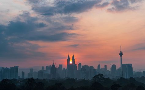 Safwan Abd Rahman  on Instagram: “Sun rising. 🌃  #klcc #malaysia #asia #urban #urbanlife #landscape #travel #travelphotography  #sunrise #sunset #default  #timelapse…” Malaysia Landscape, Sun Rising, Urban Life, Sunrise Sunset, New York Skyline, Places To Go, Travel Photography, Sun, Travel