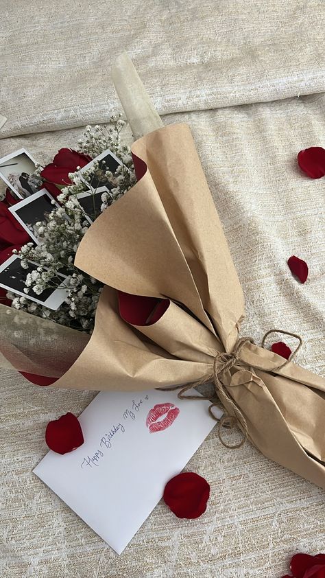 Romantic red rose bouquet with polaroids along with a love letter 💌 Stuff For Girlfriend, Gift Giving Aesthetic, Spoiling Boyfriend Ideas For Him, Gift Ideas For Girlfriends, Cadeau St Valentin, Lions Gate, Aesthetic Girly, Bf Gifts