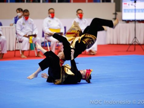 Tim pencak silat Indonesia mengamankan dua tiket final SEA Games Hanoi, 2021. Puspa Arum Sari menembus final nomor seni tunggal putri. Ha Noi, Pencak Silat, Hanoi, Wrestling Ring, Quran, Vietnam, Wrestling, Indonesia, Sports