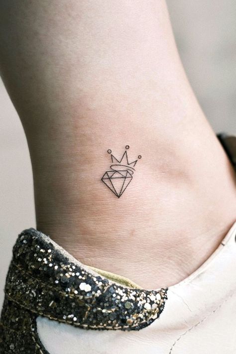 Tattoo Pequeños, Crown Small Tattoo, Wealth Tattoos, Crown Tattoo Ideas, Small Woman Tattoos, Diamond Tattoo Ideas, Tattoo Minimal, Diamond Tattoos For Women, Little Crown Tattoo