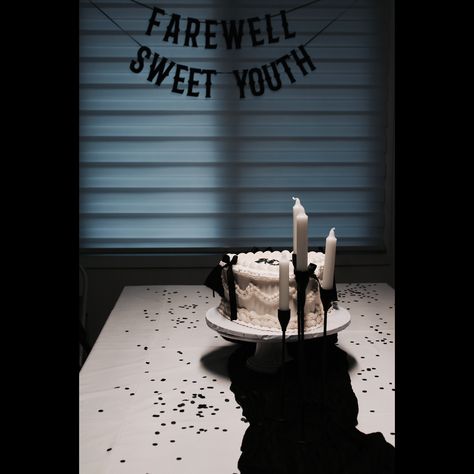 Farewell Sweet Youth Decorations 🖤 #30th #birthday #birthdayparty #decoration #funeral #black #tablescape Black Tablescape, 30th Birthday Party Themes, Funny Birthday Party, Twenties Party, 20s Party, 30th Birthday Decorations, 30th Bday, My Youth, Birthday Bunting