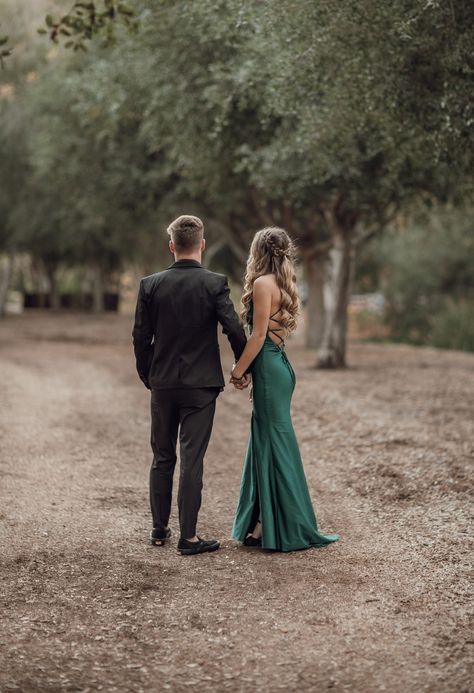 Formal Shoot Ideas, Best Prom Pictures Ideas, Plus Size Prom Photoshoot, Couple Poses Matric Farewell, Prom Couple Pics Photo Ideas, Hoco Posing Ideas, Formal Picture Poses Couple, Prom Pictures Professional, Wrestling Prom Pictures