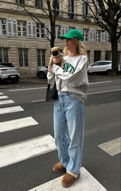 Casual Hat Outfit, Green Hat Outfit, Hat Outfit Winter, Fall Hat Outfits, Baseball Cap Outfit, New York Outfits, Cap Outfit, Green Hat, Outfits With Hats