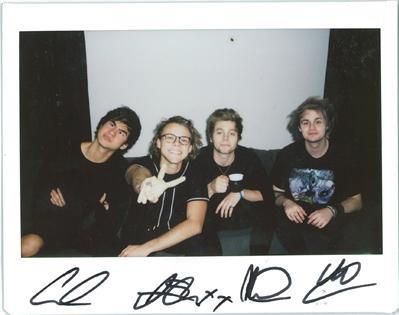 5SOS Polaroid + signatures. Thomas Hood, 5sos Pictures, Calum Thomas Hood, Suga Suga, Five Seconds Of Summer, Michael Clifford, Calum Hood, 1d And 5sos, Second Of Summer