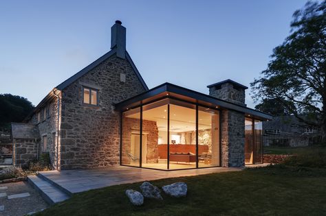 Image 1 of 20 from gallery of West Yard Farm / van Ellen + Sheryn. Photograph by Richard Downer Photography Glass Box Extension, Cottage Extension, Oak Frame House, Asma Kat, Farmhouse Exterior Design, Stone Farmhouse, Old Stone Houses, Glass Extension, Modern Extension