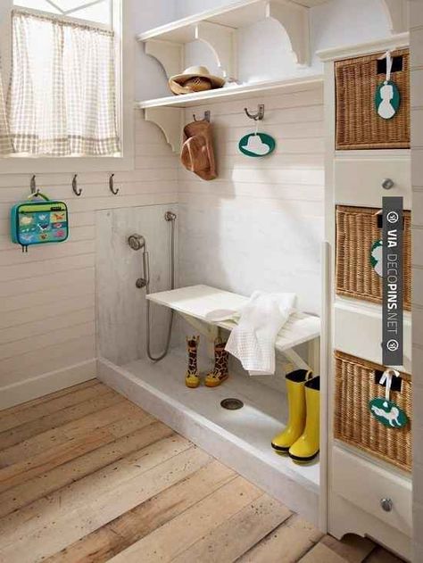 Add a doggie wash to a mudroom, laundry room, or entryway. | 33 Insanely Clever Upgrades To Make To Your Home Laundry Room/mud Room, Mudroom Laundry Room, Casa Vintage, Dog Shower, Dog Rooms, Boot Room, Laundry Mud Room, Utility Room, Home Upgrades